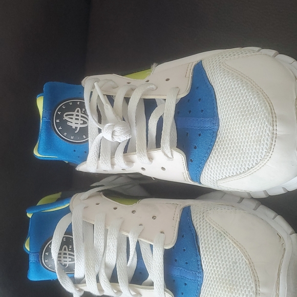 Mens nike huaraches, size 10, I worn them on the snow and the front pilled off. - Picture 5 of 5